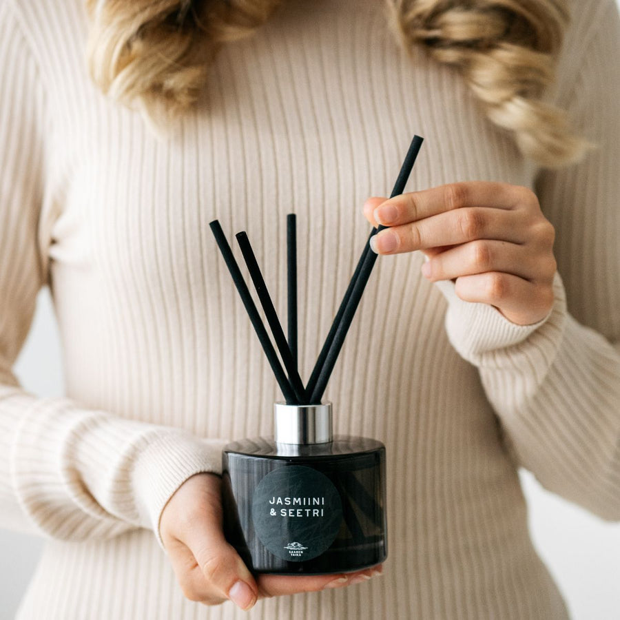 Huonetuoksu Jasmiini & Seetri 200ml - Hienostunut ja tyylikäs huonetuoksu kestää n. 6-12kk! (Huom! Iso!) SH 39,95€