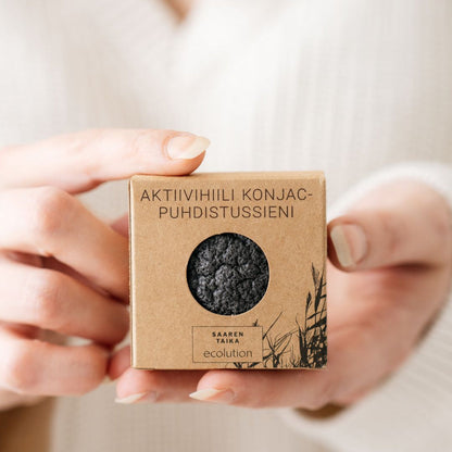 Aktiivihiili konjac-puhdistussieni - Syväpuhdistaa ja kosteuttaa ihoa sekä kuorii hellävaraisesti