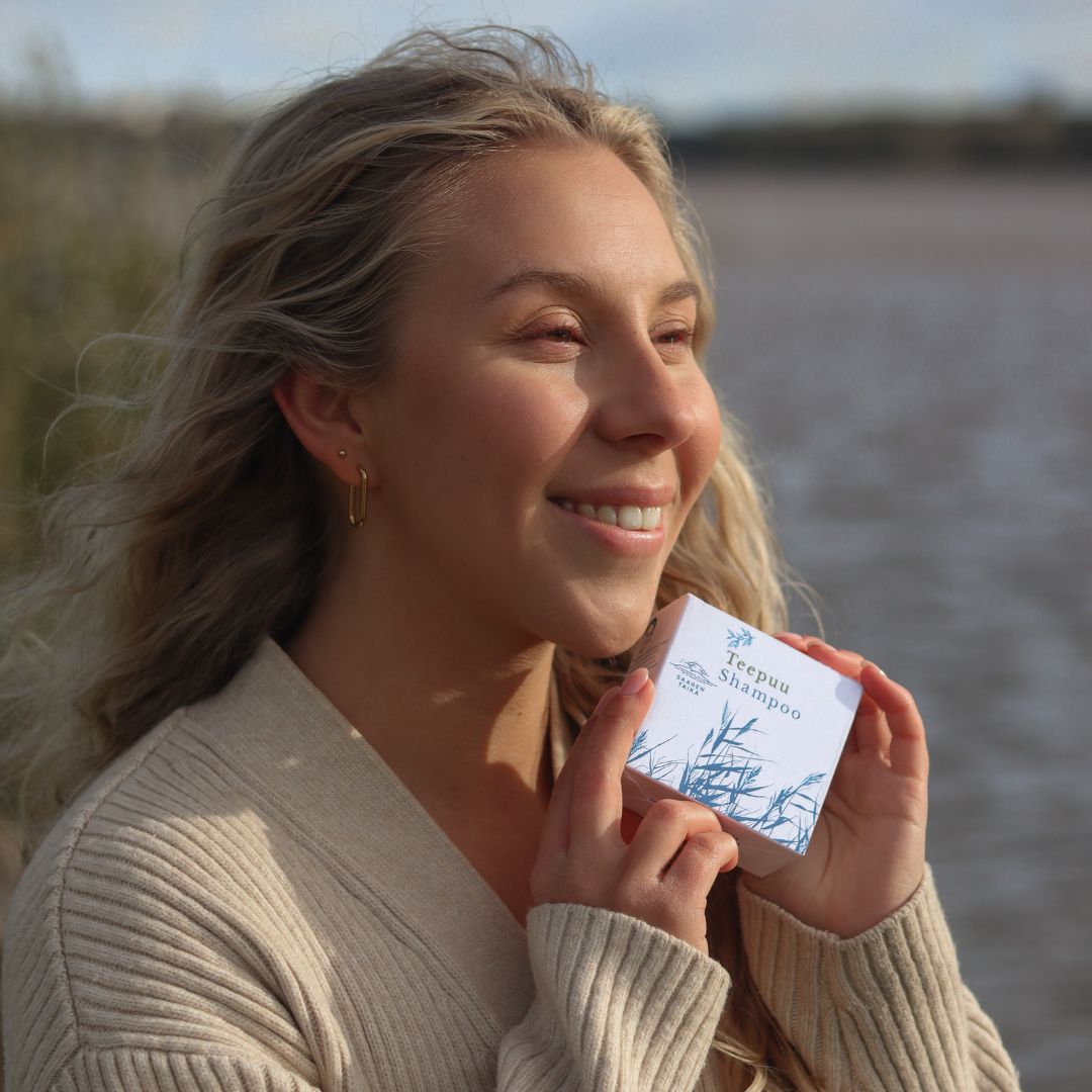 Teepuushampoo, rasvoittuville hiuksille suunniteltu Teepuushampoo auttaa myös kuivaan tai kutiavaan päänahkaan. Vegaaninen, luomu, luonnollinen 🇫🇮