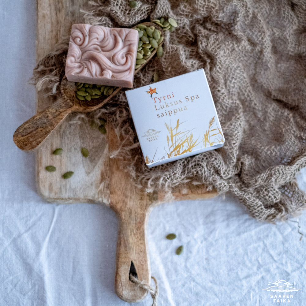 Tyrni Luksus Spa Saippua Erityisen tehokas haastavan ihon hoitamisessa, sopii mm. couperosa, rosacea ja ruusufinni iholle! Luonnollinen, vegaaninen, luomu  - Saaren TaikaTyrni Luksus Spa Saippua - Luonnollinen, vegaaninen, luomu - Saaren Taika