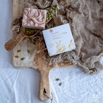 Tyrni Luksus Spa Saippua Erityisen tehokas haastavan ihon hoitamisessa, sopii mm. couperosa, rosacea ja ruusufinni iholle! Luonnollinen, vegaaninen, luomu  - Saaren TaikaTyrni Luksus Spa Saippua - Luonnollinen, vegaaninen, luomu - Saaren Taika