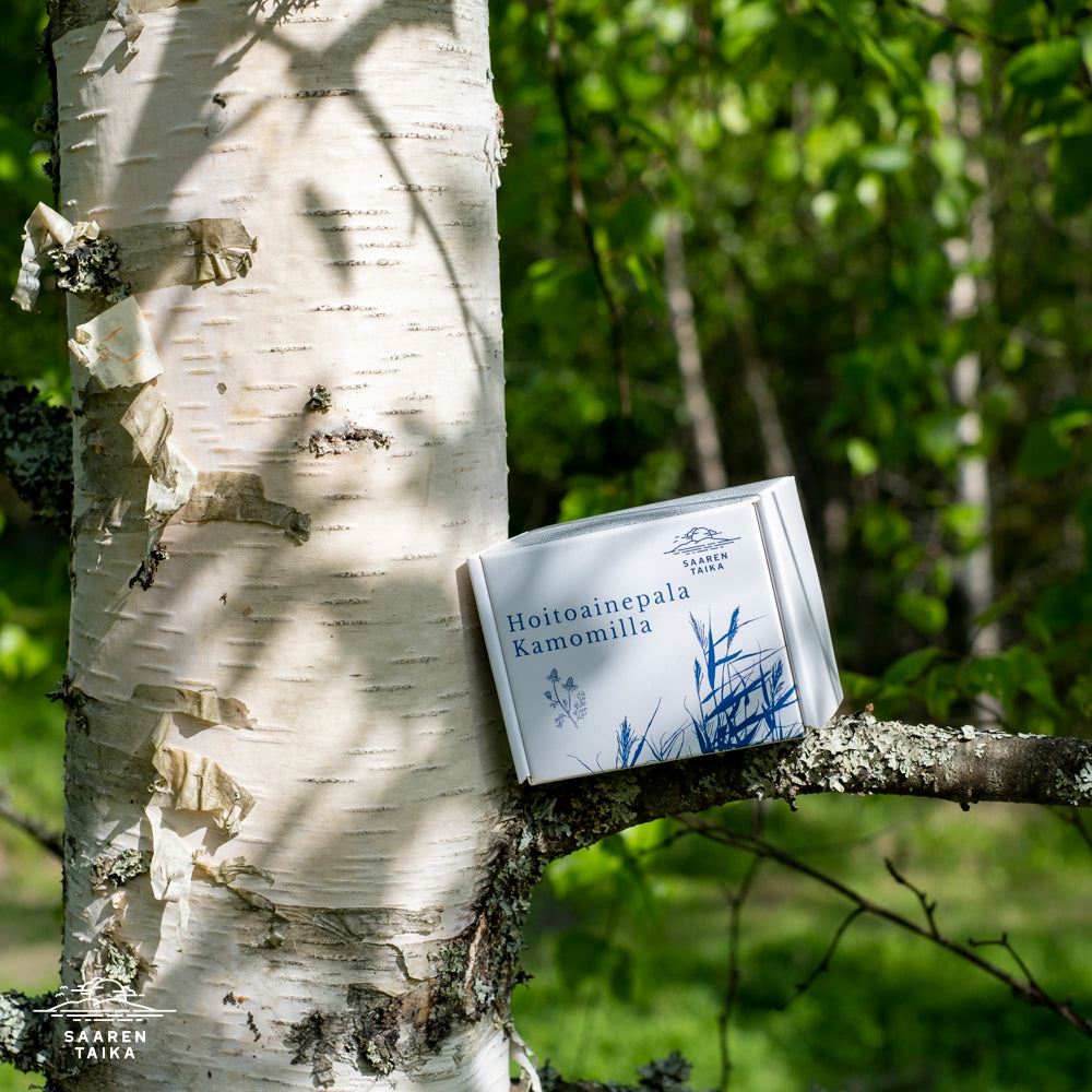 Kamomilla Hoitoaine kosteuttaa ja elvyttää hiusta, poistaa sähköisyyttä, sekä auttaa hiusten selvittämisessä