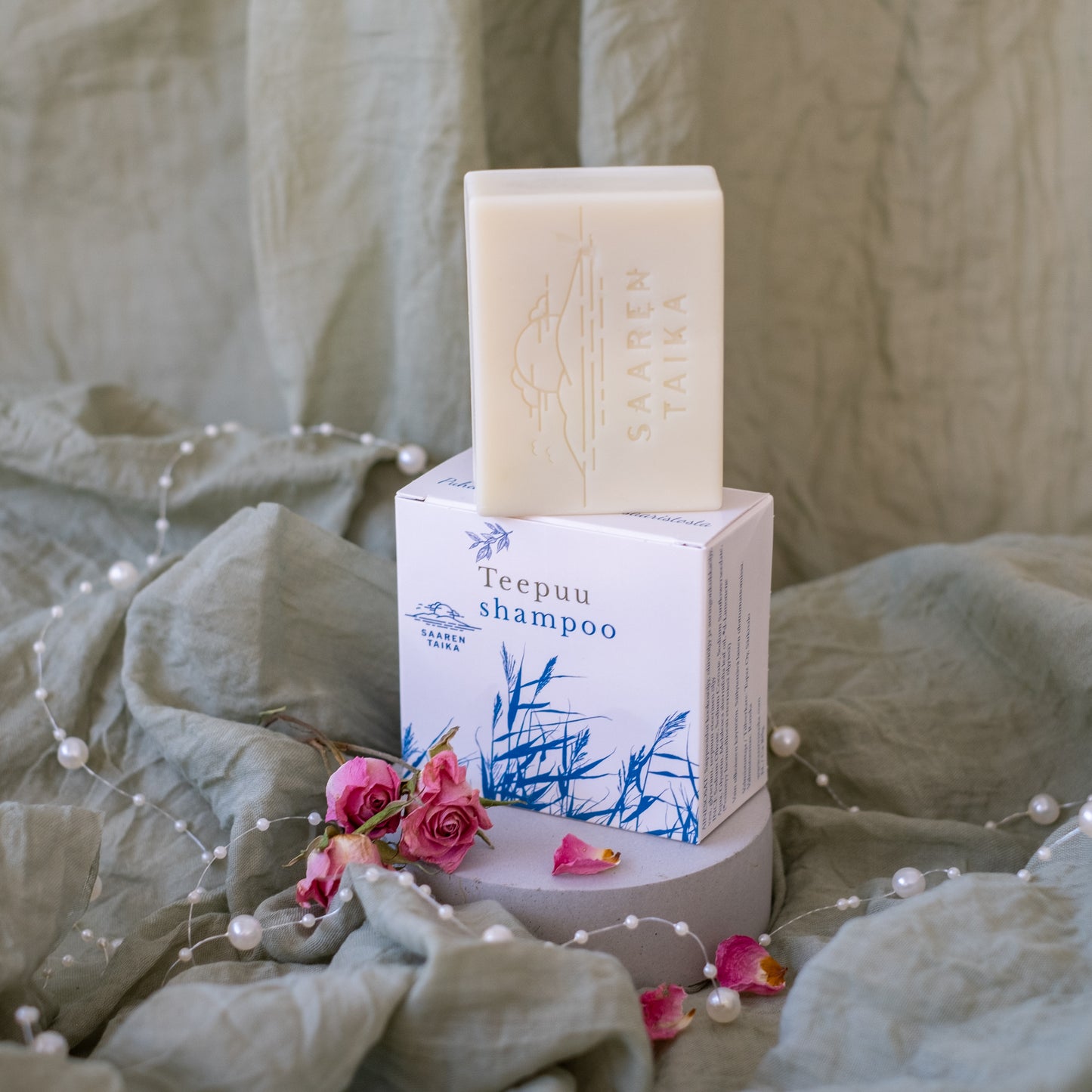 Teepuushampoo - Rasvoittuville hiuksille suunniteltu Teepuushampoo auttaa myös kuivaan tai kutiavaan päänahkaan. Vegaaninen, luomu, luonnollinen - Saaren Taika